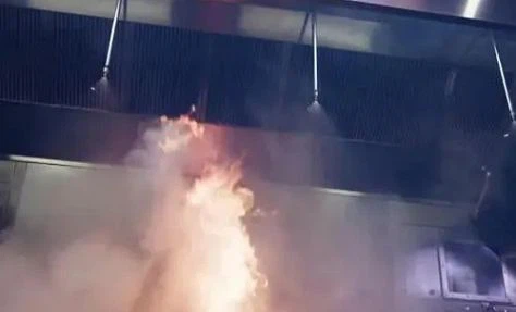 Spray fire extinguisher against fire in kitchen (001) Spray fire extinguisher against fire in kitchen (001)